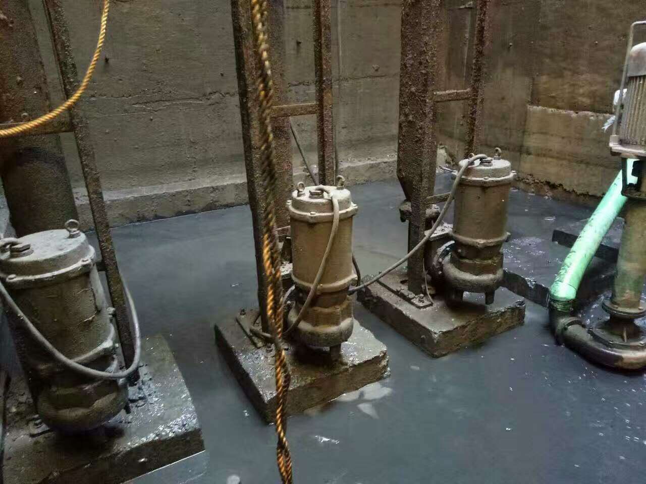 下城污水池清理